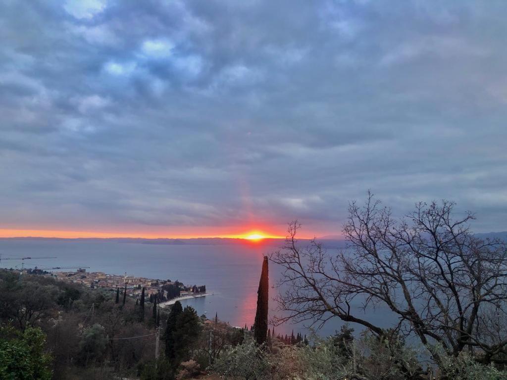 Casa Vacanze Mazurine10 Torri Del Benaco Oda fotoğraf